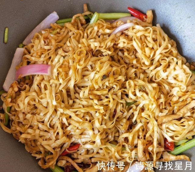 一溪月|芹菜肉丝炒面，油润鲜香，好吃极了！