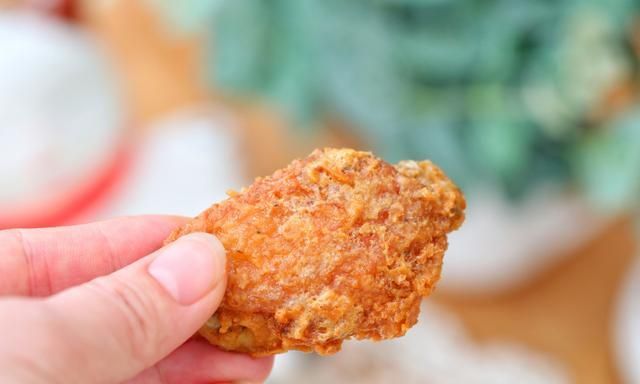 鸡翅不油炸,外酥里嫩,咸香入味,金灿灿的一看就有食欲