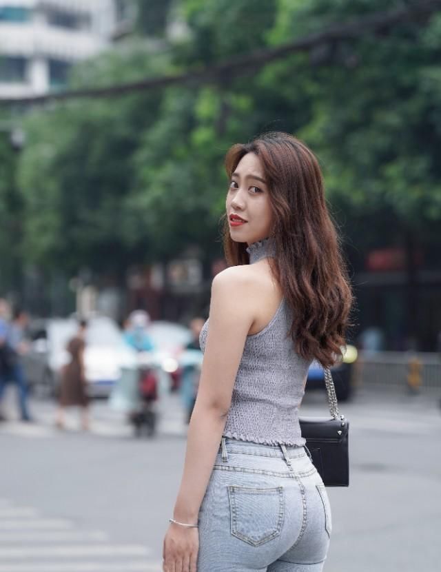 街拍美女合集简约风格颇具正式感,优雅又显身材