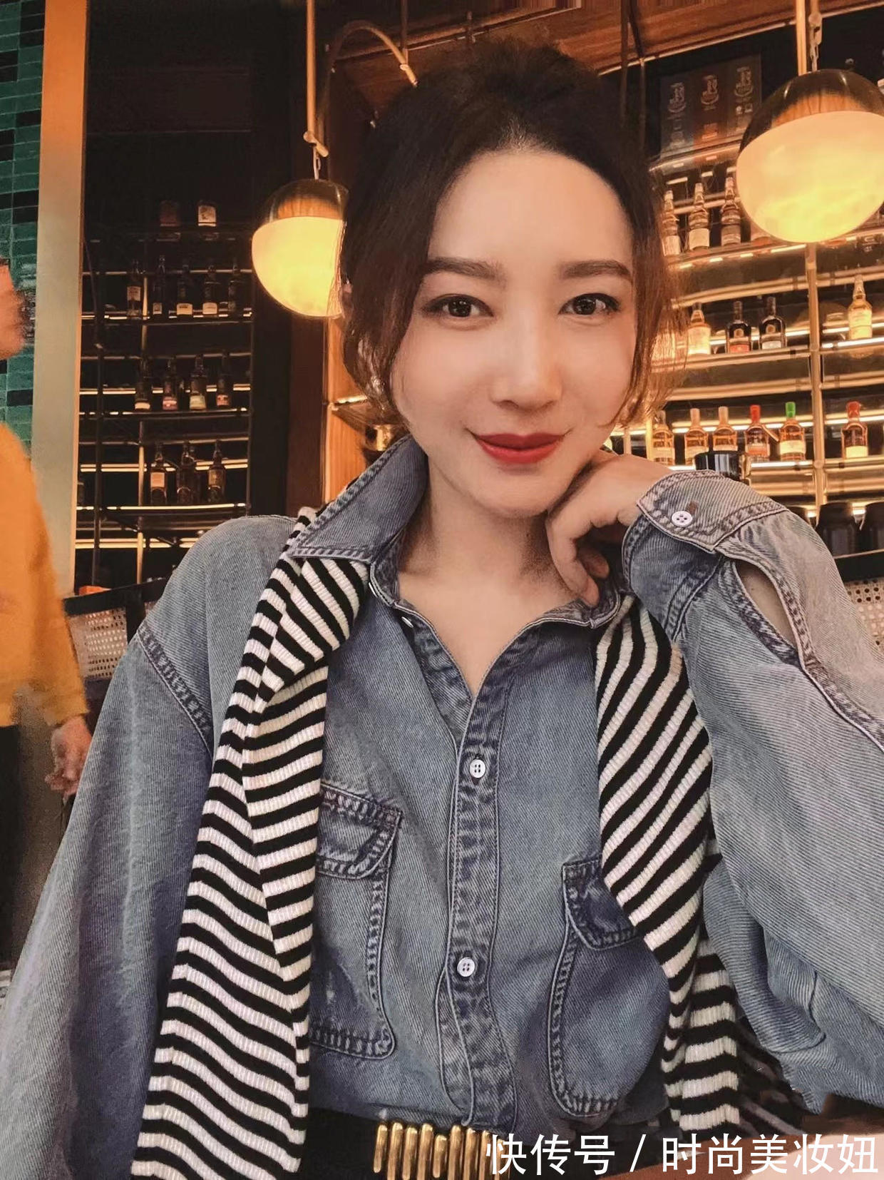 时髦|冬季内搭别选针织衫了,“牛仔衬衫”才是真时髦,百搭减龄又洋气