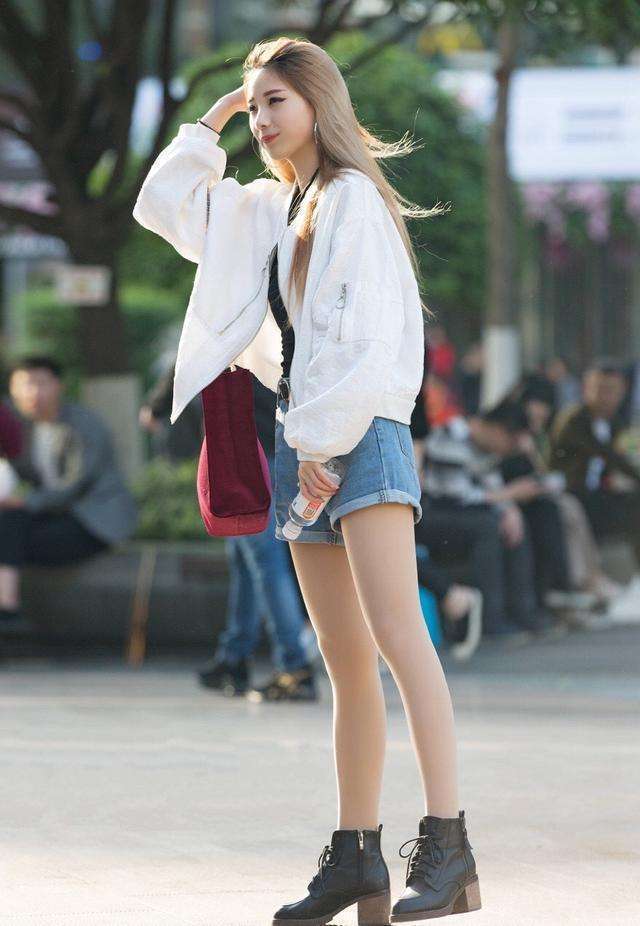 休闲装|舞动长发的小美女,立体的五官,热裤和白色休闲装很搭