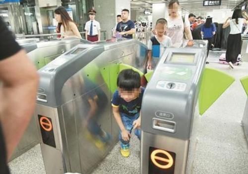 金钱观|抠门的父母,养不出有格局的孩子:别打节俭的旗号妨碍孩子成长