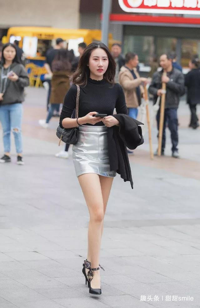 蕾丝 脚上踩着一双尖头的高跟鞋,在脚踝带有绑带的设计走路都充满魅力