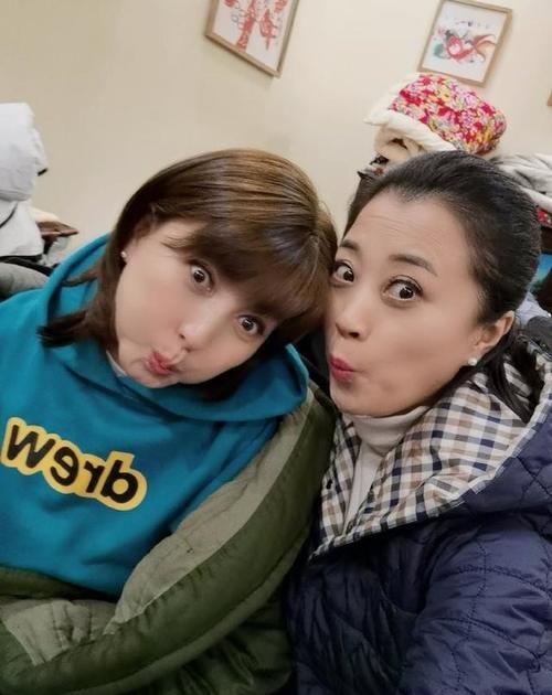 学生|奔五年纪不服老，穿卫衣配紧身裤，波波头48岁嫩似女学生