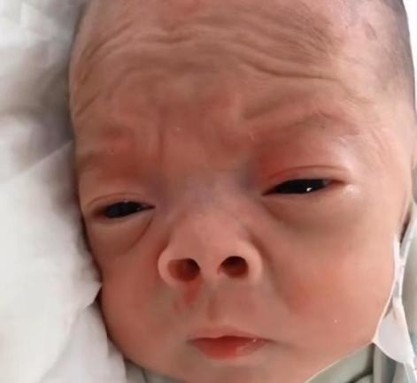 逆袭|当年“丑哭宝妈”的宝宝,逆袭的太彻底了,宝妈:还好当初没扔