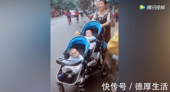 弟弟|奶奶一人带三胞胎上街,一手推三车,前排弟弟的反应太可爱