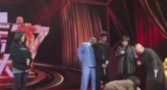 知名女星当众向郭德纲下跪,大喊你别不识抬举!被批没尊严