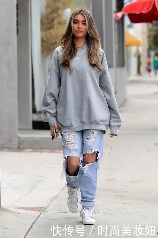 洞裤|“阔太”李念生图好真实，穿豹纹衫配破洞裤，波波头像邻家女孩