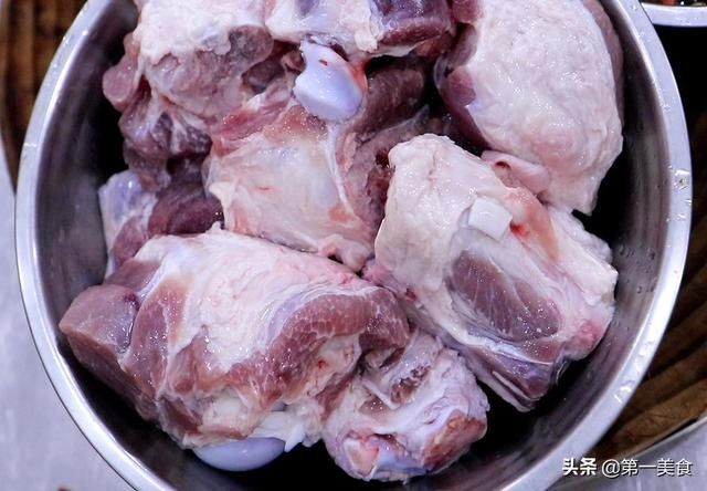 棒骨|大骨头怎么卤才入味？厨师长教你正宗做法，咸香软烂，味道清香
