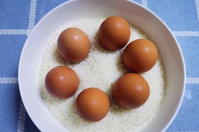 吃不完的鸡蛋,不要放冰箱里!养殖户教我土方法,放1年照样新鲜