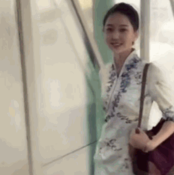 糖葫芦|小姐姐是梦见吃糖葫芦了吗?网友:口红都快给你吃完啦!