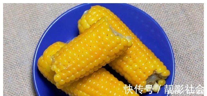 凉水|煮玉米,应该去皮煮还是带皮煮学会这样做,香甜好吃又有营养!