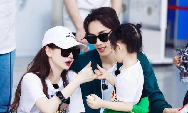 孩子是你们亲生的吗?陈小春坑娃没商量,戚薇取名只为顺口