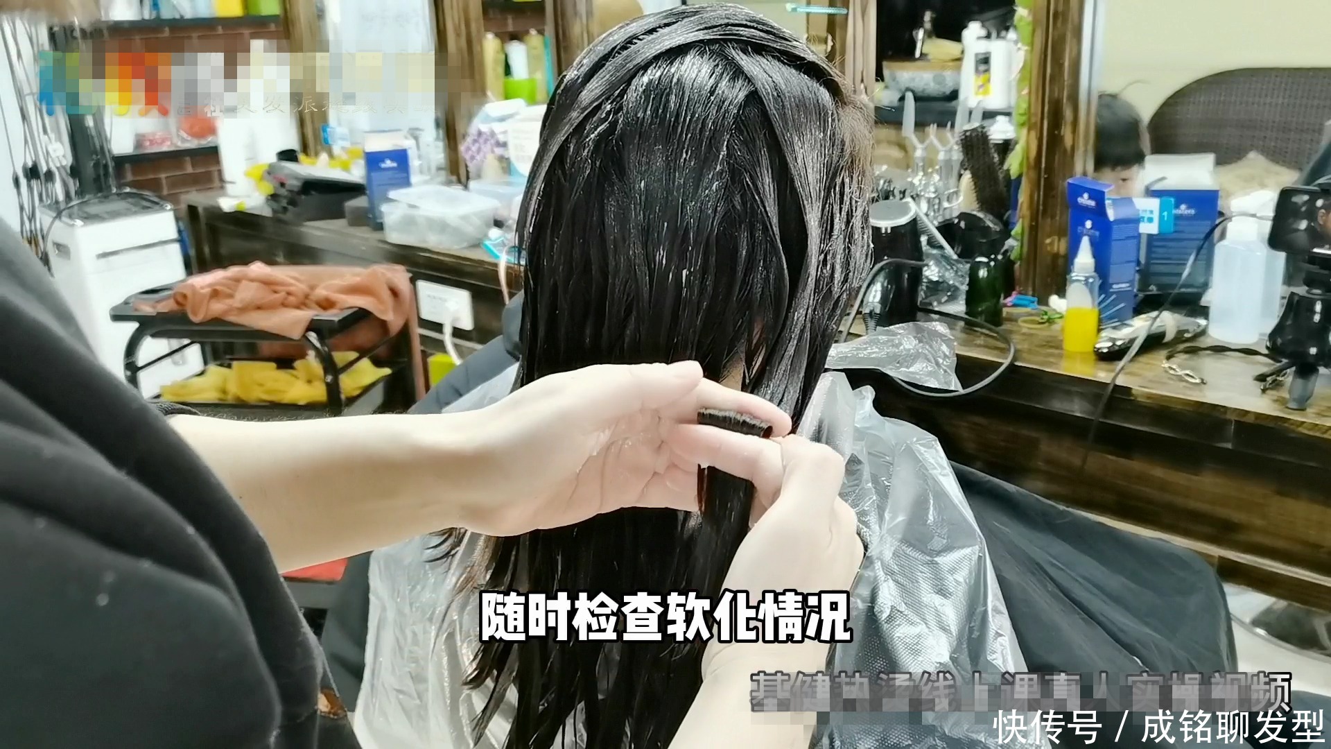 50岁女士自来卷沙发发量多,头发抛光+抱团卷,柔软减龄又时髦