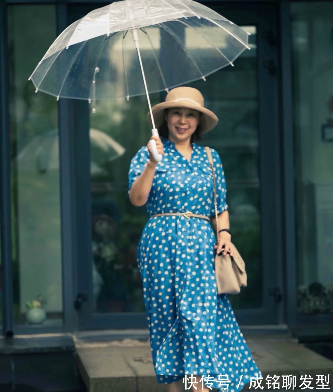 裤装|女人过了60岁别总穿裤装,显胖又不好搭配,裙装舒服时髦又显年轻