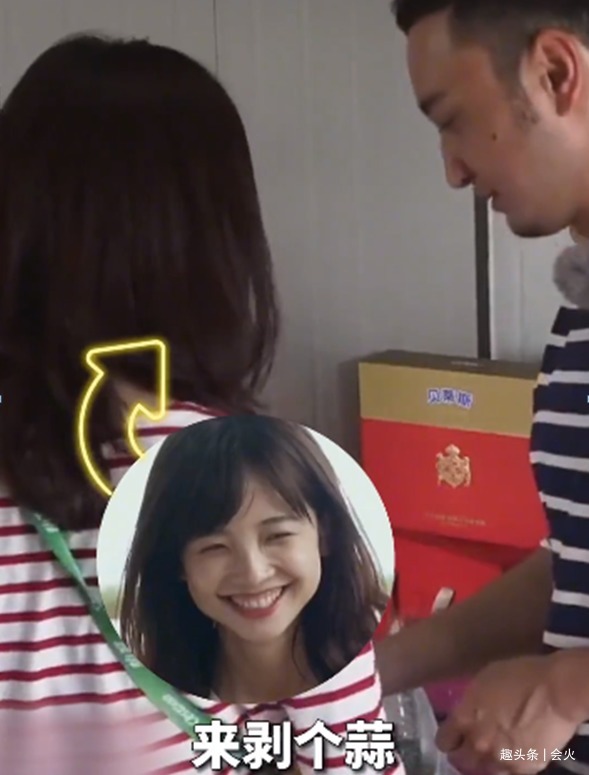 撒貝寧用刀剝蒜!刀面壓蒜手握拳重錘,驚得身旁眾人直呼小心手