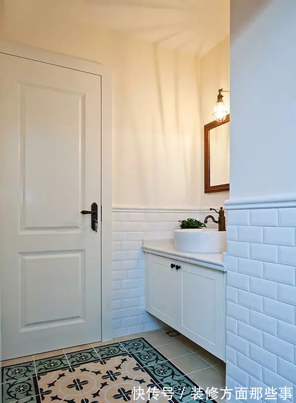 韵致|120平美式三居室墙面挂着中国画,阳光照到墙上,别有一番韵致