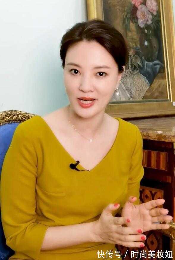 穿搭|刘芳菲不愧是央视“气质”主持,穿黄色连衣裙端庄优雅,太漂亮了