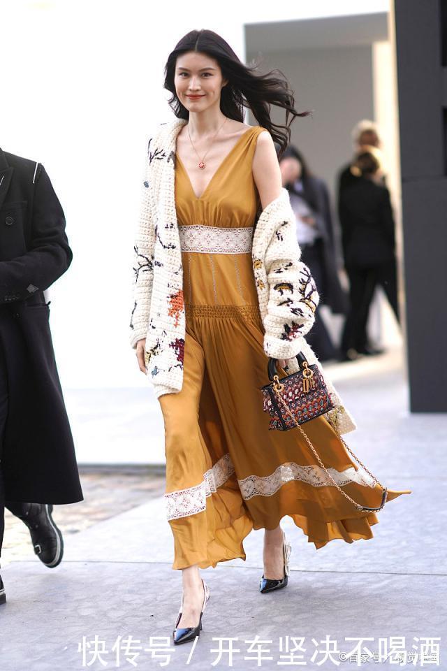 “奶奶衫+连衣裙”才是今秋最佳打开方式！不仅减龄，还特显气质