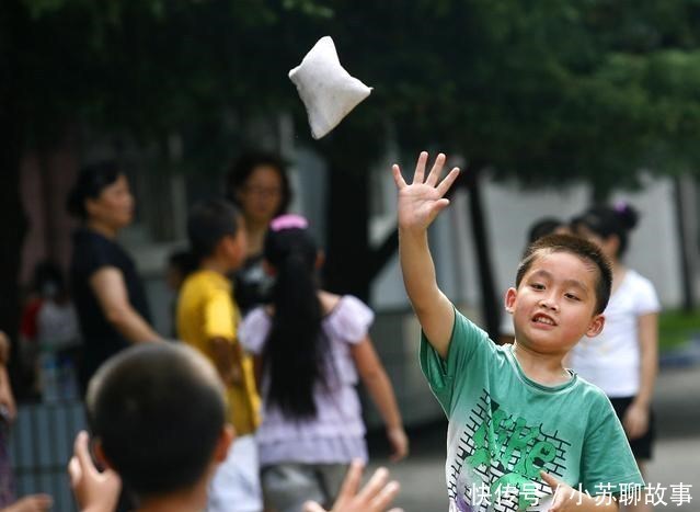 互相追跑很常见，皮筋毽子全不见，为什么如今的孩子不会玩了呢