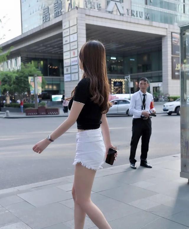 耐看|打底裤的装扮时髦又高级,展现不一样的女性美,耐看又不过时