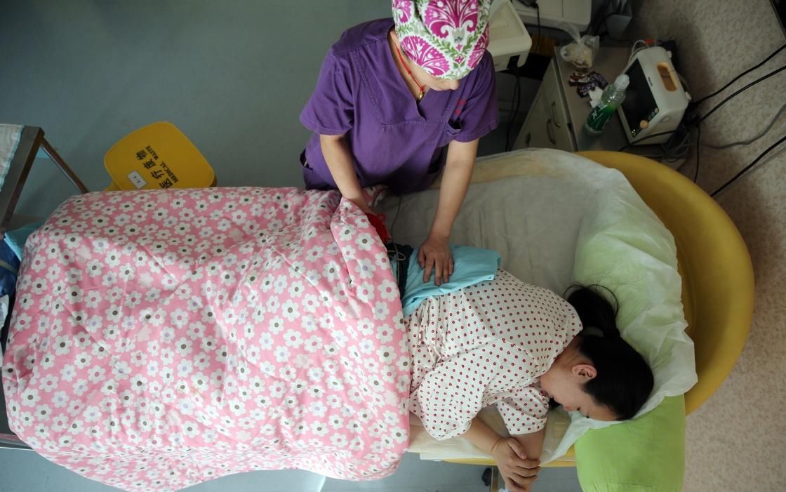 产妇|双胞胎姐妹，一个顺产一个剖腹产，如今差距看得见