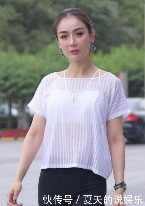 身姿|高腰半身裙搭配灰色T,穿出最美身姿,打造迷人魅力