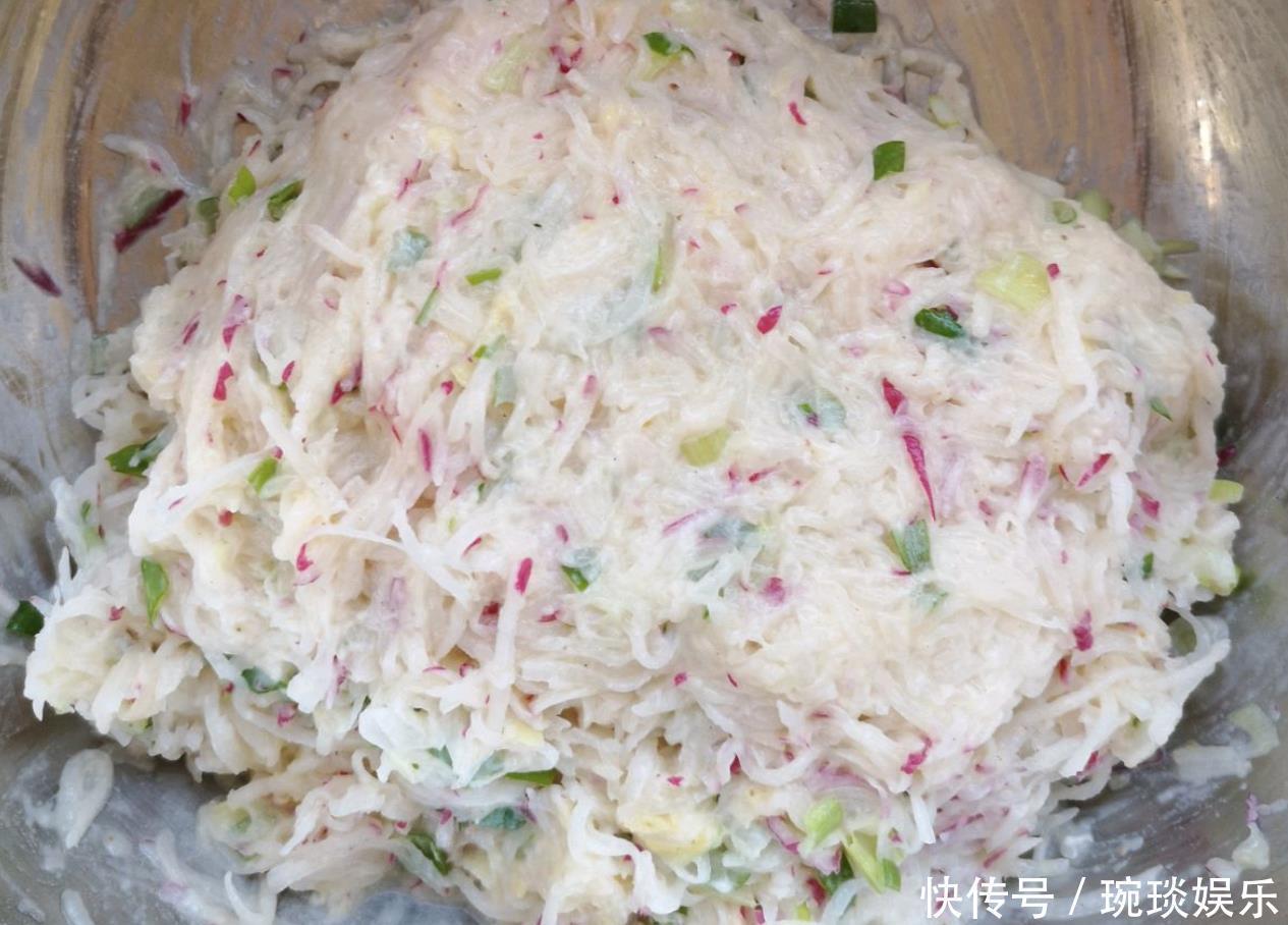 炸萝卜丸子,别只知道加鸡蛋,这2样食材不能少,个个蓬松酥脆