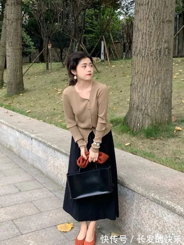 包包 秋冬的复古穿搭指南，身穿衬衫＋棕色半身裙，复古高级又时髦！