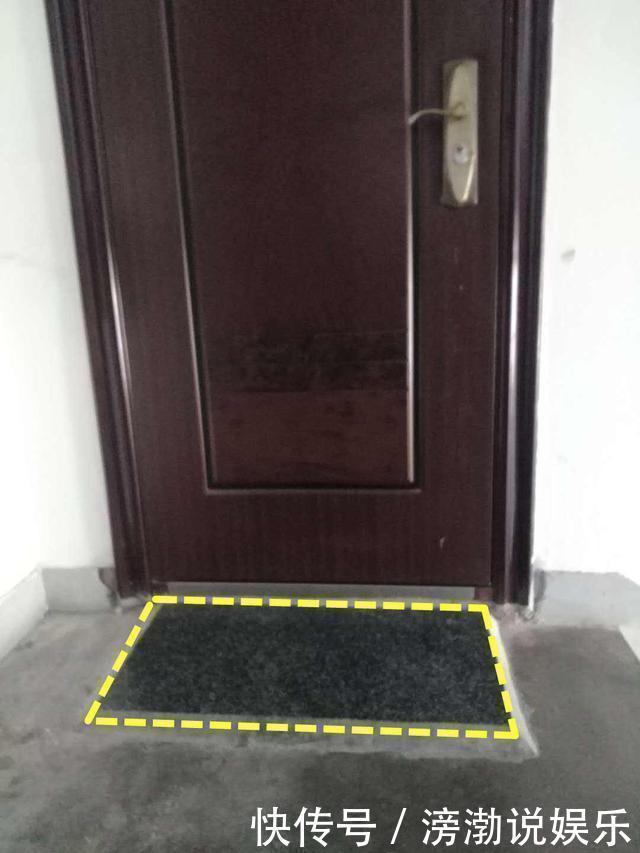 地台|对门邻居不仅把鞋柜放楼道,还砌了2公分地台,当都是自个家呢