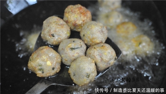 年菜少不了炸丸子,大厨教你一招,3块钱能炸1大盆,那叫一个酥香
