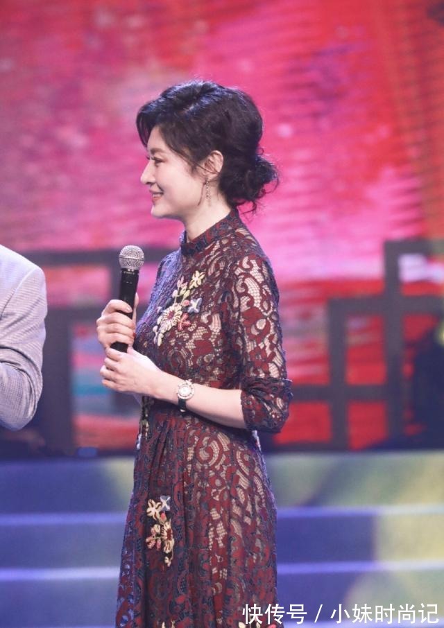 连衣裙 著名主持人“周涛”真会穿!深红色镂空连衣裙搭配扎发,优雅大气