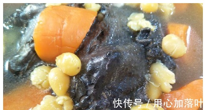 烧鸡|把1只乌鸡扔进压力锅,不放盐不放油,出锅比烧鸡还好吃!