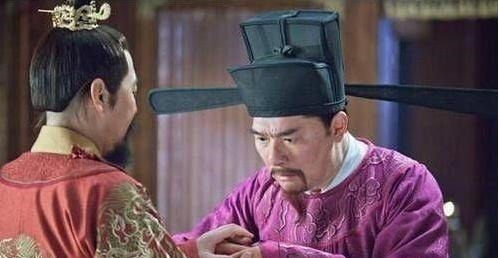 皇帝偷偷给宰相衣服上烫个洞,次年发现洞还在,命人立即打开库房
