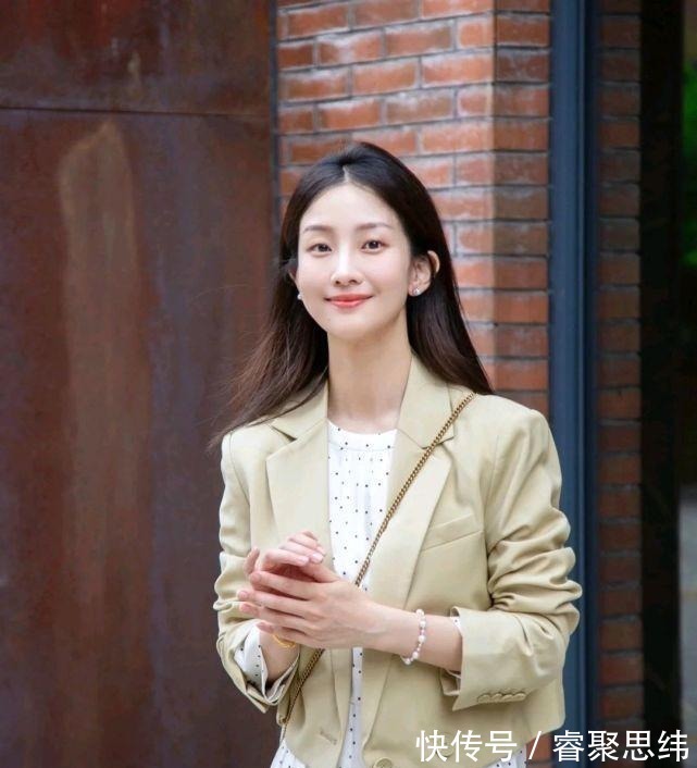 视觉效果 女人的服装穿搭很有讲究,可以穿上精致的裙装,轻松成为优雅女人