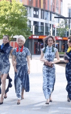 旗袍|网红“旗袍奶奶”惊艳巴黎!穿旗袍高跟鞋端庄优雅,60岁美成传奇