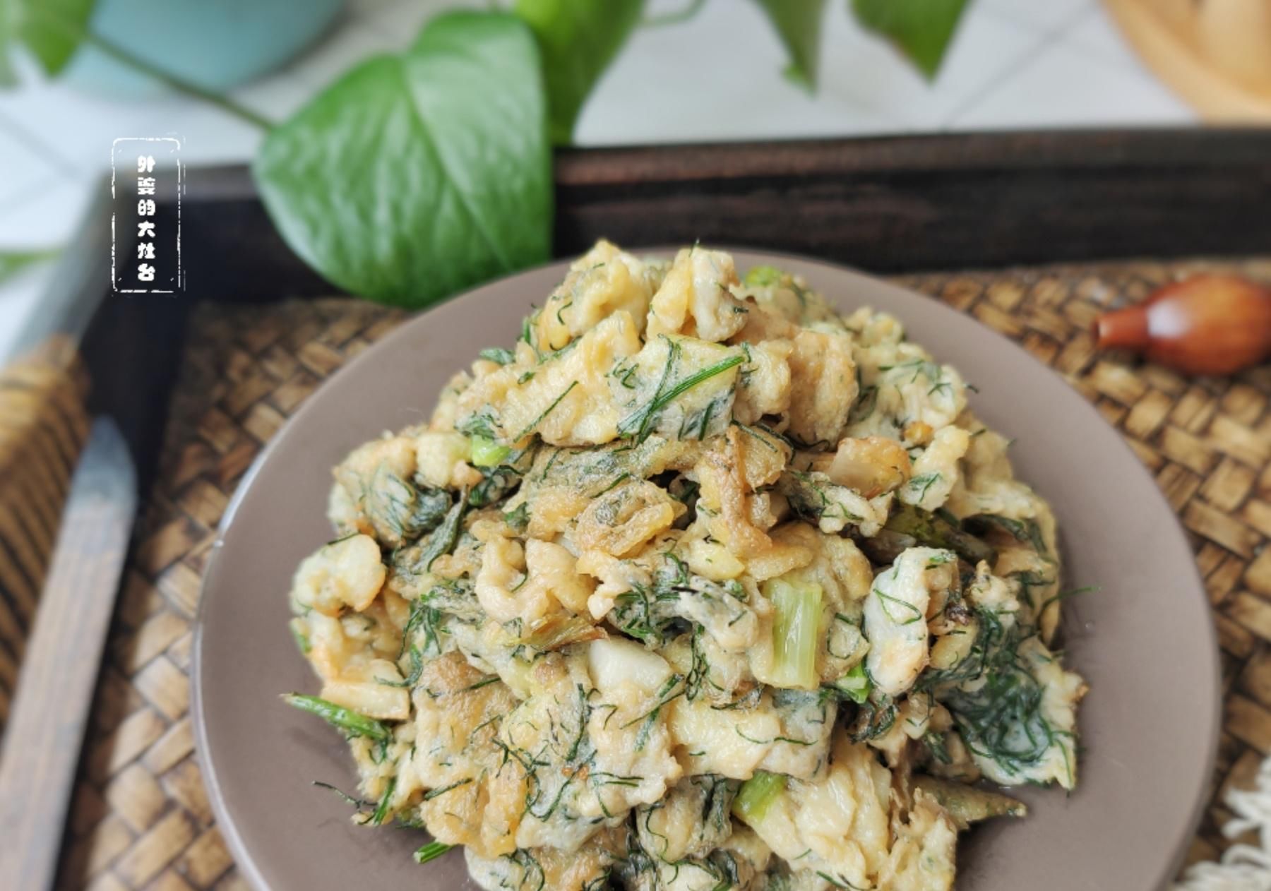 猪毛菜|遇见这个没人要的野菜，一定要多摘一些，简单一炒，别提多香了