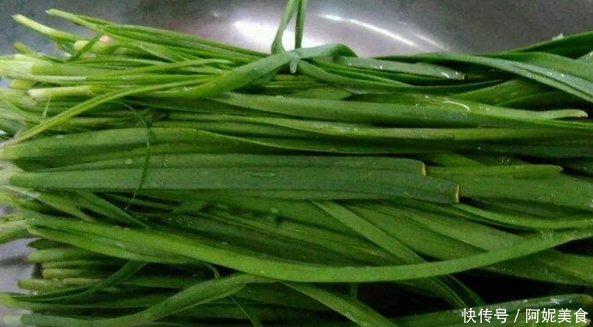 韭菜炒鸭血|韭菜别再炒鸡蛋,和此物一起炒,男女要多吃,补肾,减肥还美容!