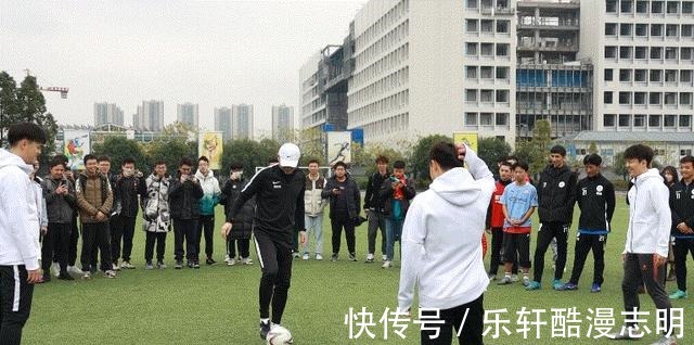 總教練|“中國太陽”來了！足球名將孫繼海成為重慶大學足球隊榮譽總教練