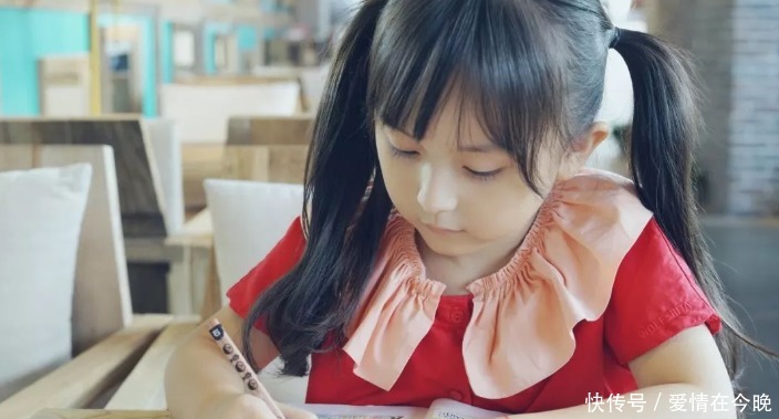 男孩写字如“印刷体”,字迹工整人见人夸,妈妈却为此愁眉不展