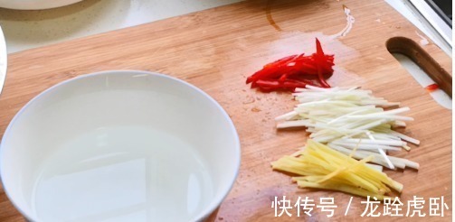 它是鱼腥的“死对头”，做鱼时倒1杯进去，鱼鲜肉嫩，一点也不腥