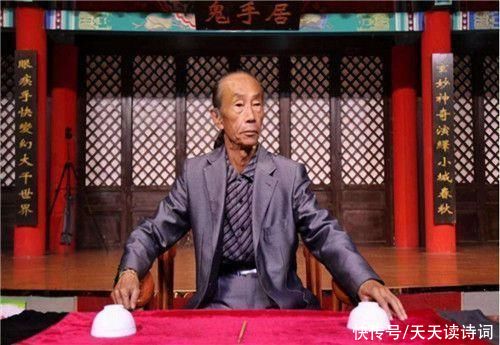 他是缩骨功唯一传人，已练功60年，曾在3台摄像机下不漏任何破绽