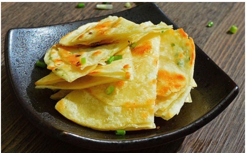 懒人葱油饼的做法，不用和面，10分钟搞定，酥脆喷香，简单超好吃