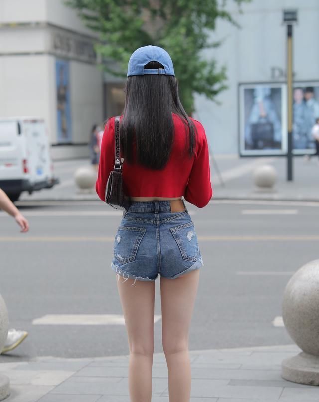 小姐姐|美女街拍红衣配热裤,这样身材的小姐姐有谁不喜欢