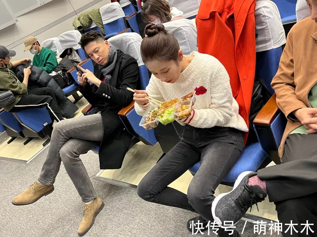 明星年夜饭来了!肖战下厨荤素搭配,关晓彤丰盛,颖儿晒春晚伙食