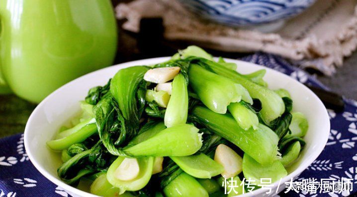 厨师长说,要想青菜炒得好吃,不能直接下锅,这4个技巧很关键