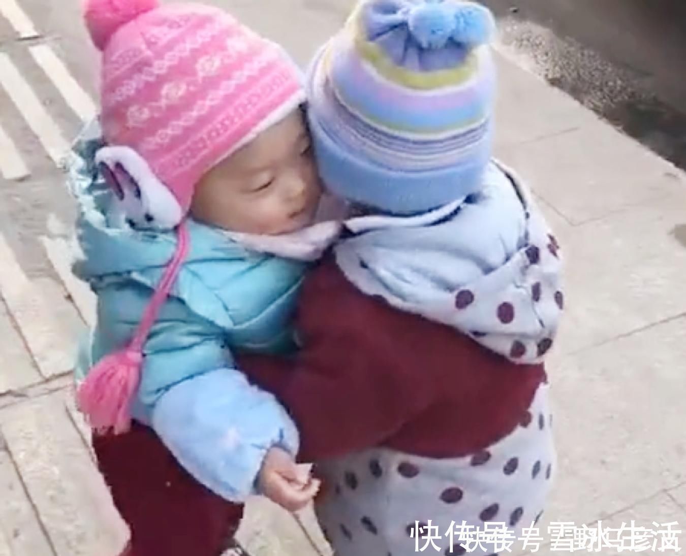 双胞胎|龙凤胎宝宝第一次相见,彼此相拥而抱时,把妈妈瞧泪目