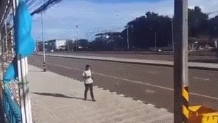 |搞笑GIF:刚娶的媳妇 衣服都还没换 本性就露出来了