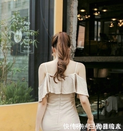 吊带裙|街拍:马尾小姐姐肉色吊带裙率性自在,美艳动人十分性感