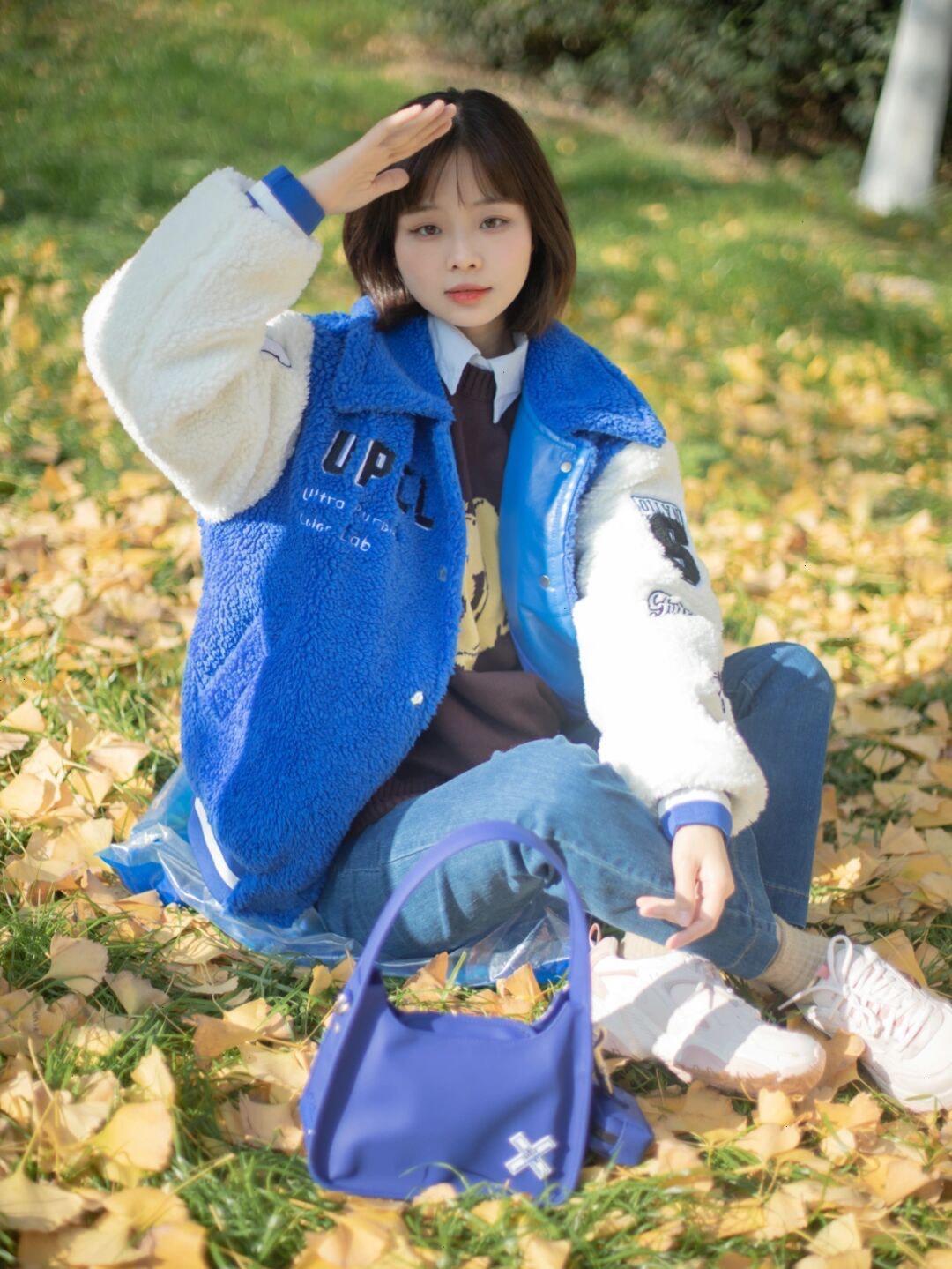 冬天|普通女生怎么穿?蓝白拼接羊羔毛外套+直筒牛仔裤,休闲又百搭!